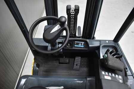 Chariot 4 roues électrique 2015  CAT Lift Trucks 2EP5000 (7)