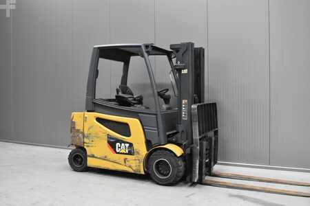Eléctrico - 4 rodas 2018  CAT Lift Trucks 2EP6500 (1)