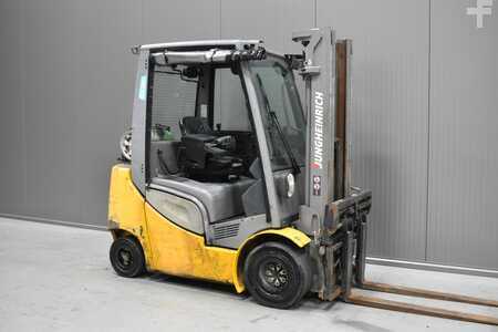 Wózki gazowe 2017  Jungheinrich TFG 320s (1)