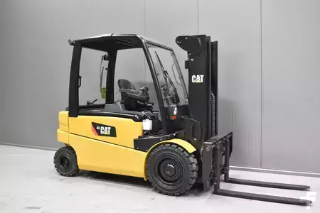 Elektro čtyřkolový VZV 2012  CAT Lift Trucks EP 40 (1)