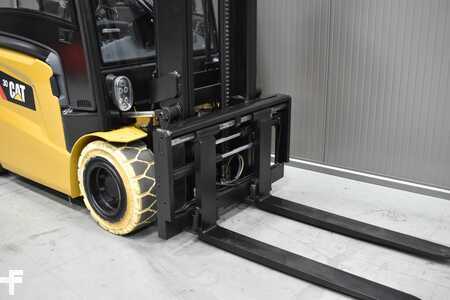 Eléctrico - 4 rodas 2016  CAT Lift Trucks EP 30 CN (6)