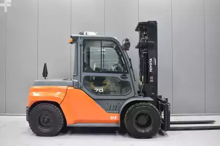 Dízel targoncák 2017  Toyota 40-8FD70N (3)