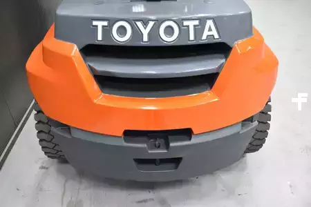 Dízel targoncák 2017  Toyota 40-8FD70N (9)
