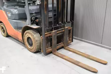 Gázüzemű targoncák 2019  Toyota 02-8FGF18 (6)