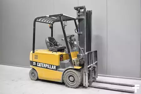 Elektro čtyřkolový VZV 2006  CAT Lift Trucks EP 25 K-PAC (1)