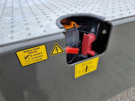 Terminálový traktor 2024  Terberg YT220 (14)