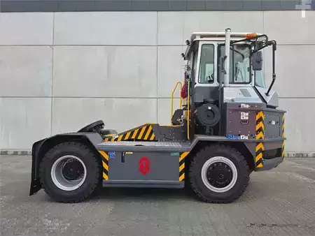 Trator de terminal  MAFI HD445 4x4 (1)