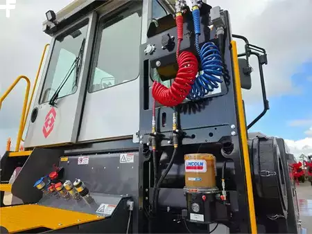 Trator de terminal  MAFI HD445 4x4 (9)