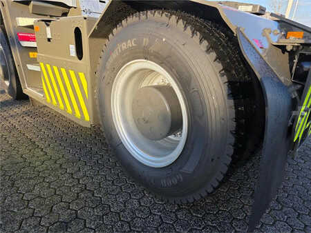 Terminálový traktor  Terberg RT403 4x4 (16)