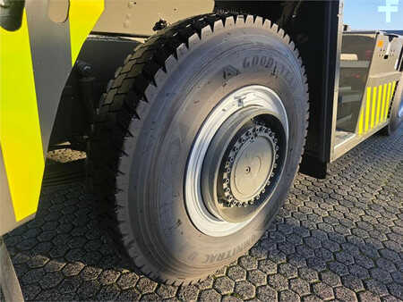 Terminálový traktor  Terberg RT403 4x4 (17)