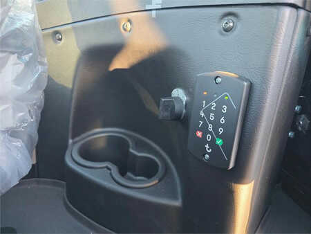 Terminálový traktor  Terberg RT403 4x4 (22)