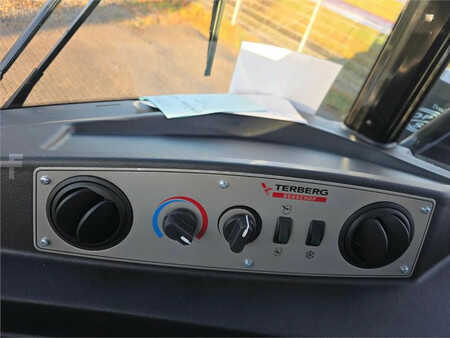 Terminálový traktor  Terberg RT403 4x4 (24)