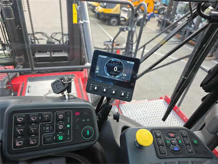 Konténerszállítók 2025  Kalmar DCG90-45ES7 (20)