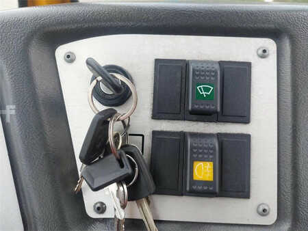 Tracteurs à bagages 2011  Terberg YT182 (21)