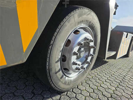 Terminálový traktor  Terberg YT222 (12)