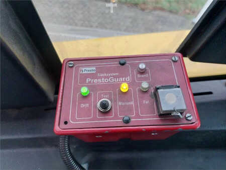 Terminálový traktor  Terberg RT323 4x4 (22)