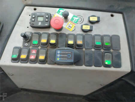 Terminálový traktor  Terberg RT323 4x4 (17)