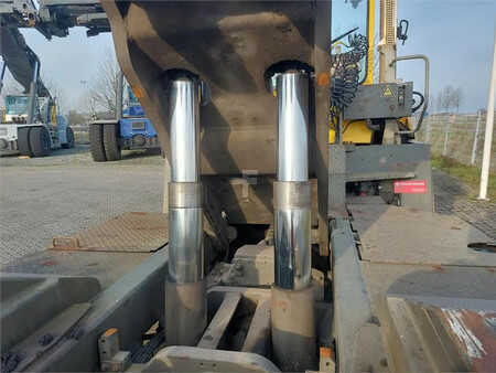 Terminálový traktor  Terberg RT282 4x4 (9)