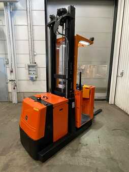 Vertical order pickers 2011  Toyota OME100M (1)