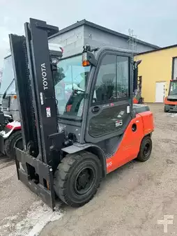 Diesel gaffeltruck 2017  Toyota 40-8FD50N (2)