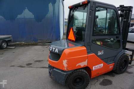 Dízel targoncák 2015  Toyota 52-8FDF30 (9)