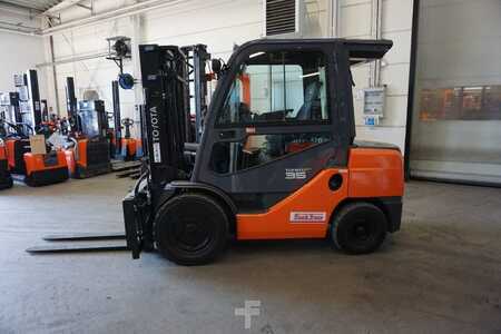 Dízel targoncák 2015  Toyota 06-8FDJ35F (1)