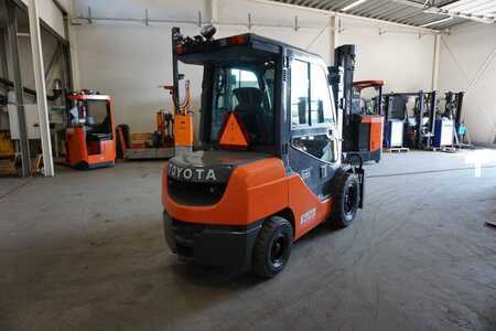 Dízel targoncák 2015  Toyota 06-8FDJ35F (6)