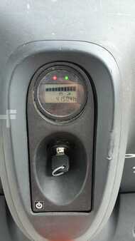 Porta-paletes elétrico 2011  Linde T16 (5)