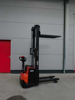 Pallet Stackers 2008  BT SWE200D (1) 