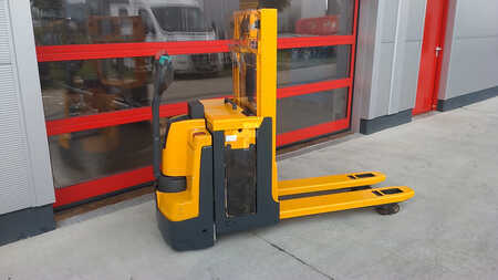 Stacker pedestre 2011  Jungheinrich EJD 220 (1)