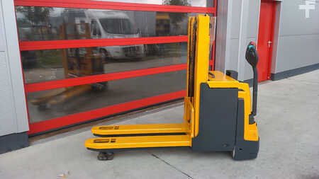 Stacker pedestre 2011  Jungheinrich EJD 220 (3)