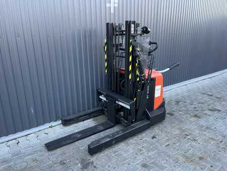 Pallet Stackers 2013  BT SPE120XR (1)