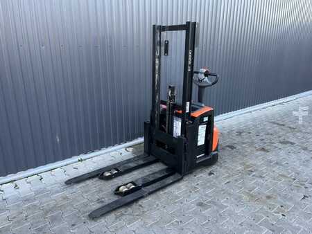 Pallet Stackers 2015  BT SWE120 (1)