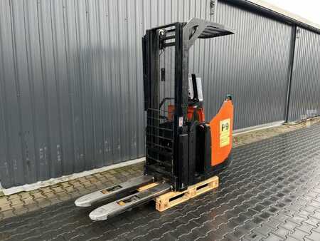 Stackers stand-on 2018  BT SPE140L (1)