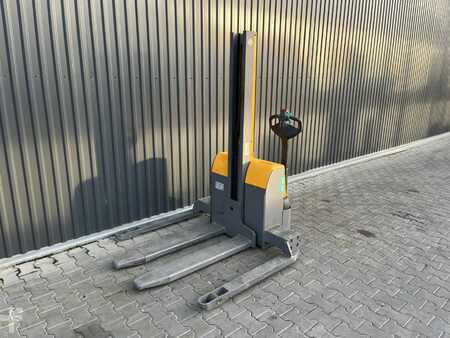 Hochhubwagen 2020  Jungheinrich EMCB10 (1)