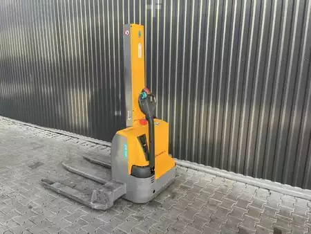 Pallet Stackers 2020  Jungheinrich EMCB10 (3)