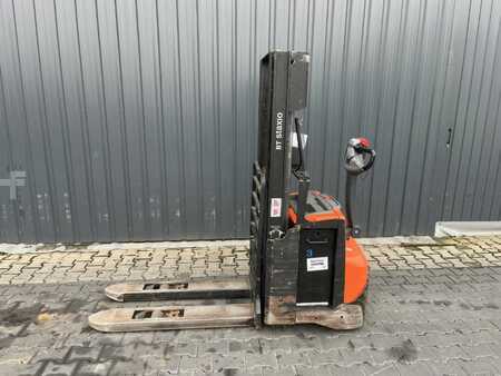 Wózek wysokiego podnoszenia 2018  BT SWE140L (2)