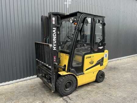 Chariots électriques à 4 roues 2014  Hyundai 25B-9 (1)