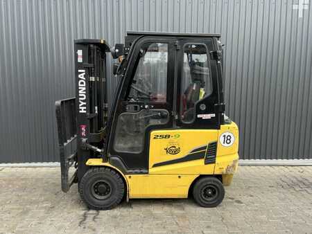 Chariots électriques à 4 roues 2014  Hyundai 25B-9 (2)