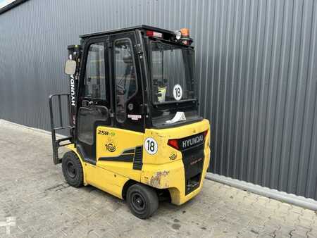 Chariots électriques à 4 roues 2014  Hyundai 25B-9 (3)