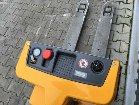 Niederhubwagen 2021  Jungheinrich EJEM13 (6)