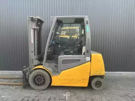 Elektro čtyřkolový VZV 2017  Jungheinrich EFG535k (2)