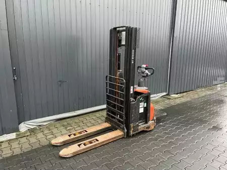 Apilador conductor incorporado 2019  BT SWE140L (1)