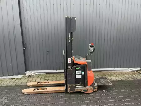 Apilador conductor incorporado 2019  BT SWE140L (2)