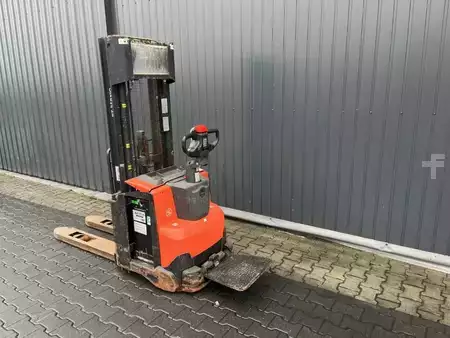 Apilador conductor incorporado 2019  BT SWE140L (3)