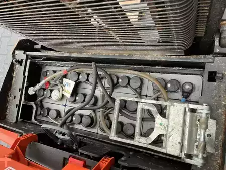 Apilador conductor incorporado 2019  BT SWE140L (6)