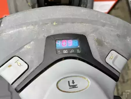 Apilador conductor incorporado 2019  BT SWE140L (9)