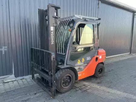 Dieselstapler 2020  Toyota 8FDF30 (1)