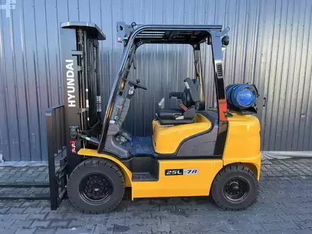 Treibgasstapler 2022  Hyundai 25L-7A (2)