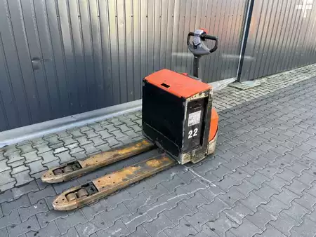 Electric Pallet Trucks 2015  BT LWE200 (1)